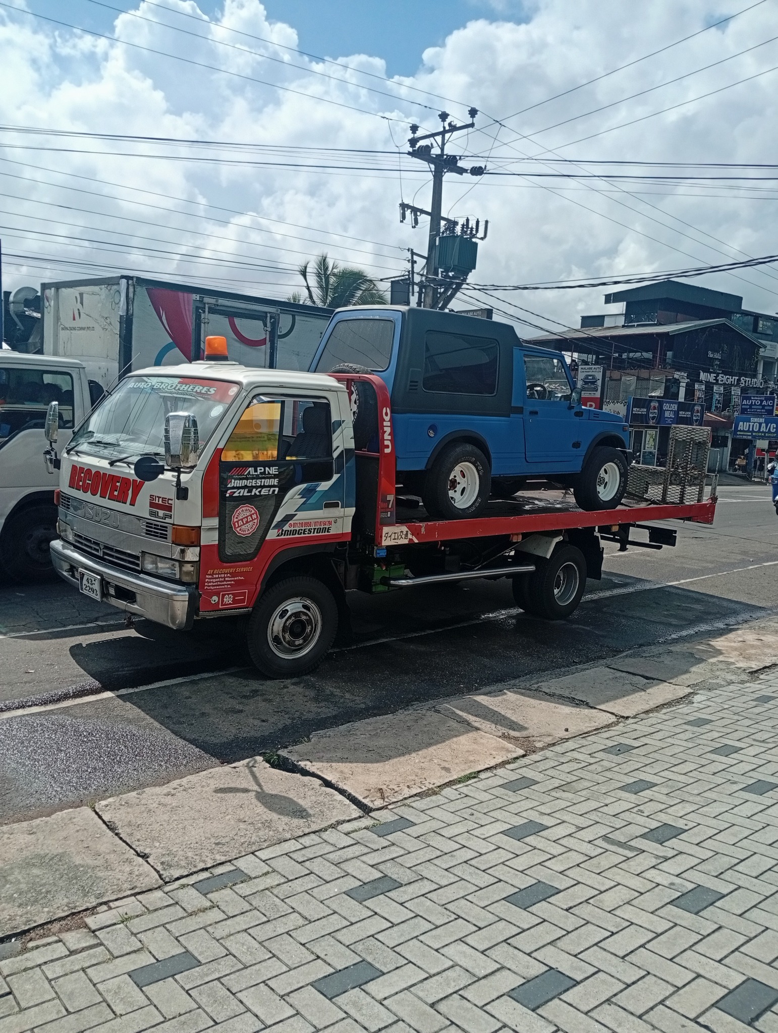 AY Recovery Isuzu ELF Professional Fleets Sri Lanka